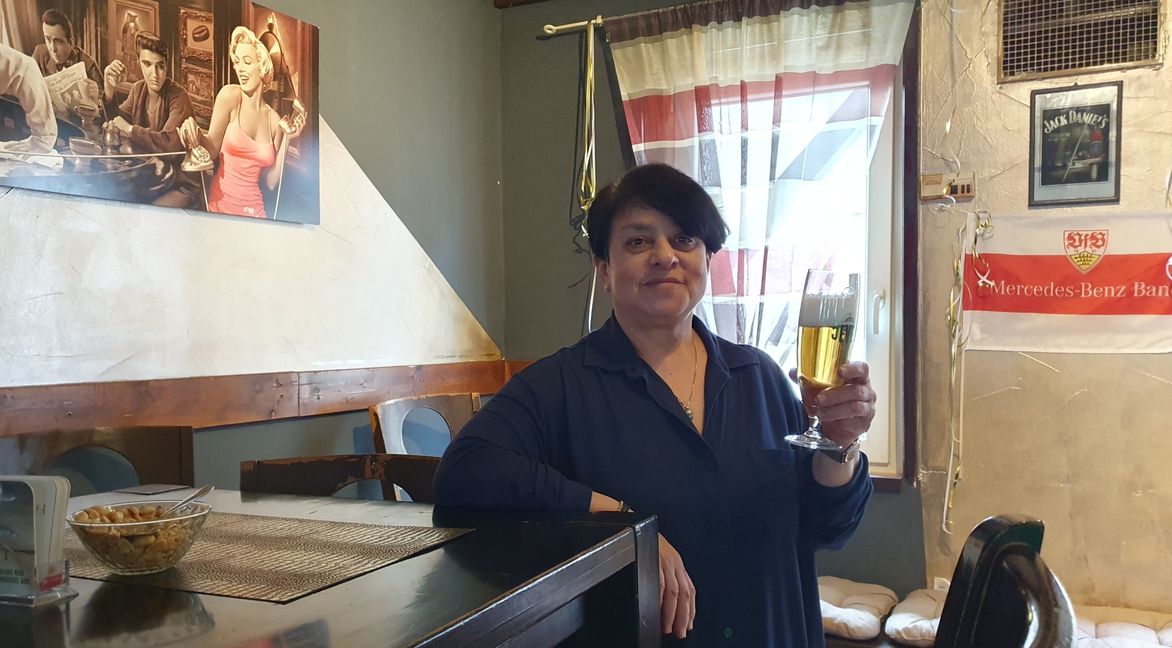 Fußball, Bier und gute Laune: Mit Parthena Georgiadou geht es im Bistro Planie wieder rund.   Bild: Wegner