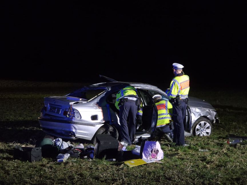 Der BMW uberschlug sich und kam in einem Acker zum Stehen. Bild: SDMG/Dettenmeyer