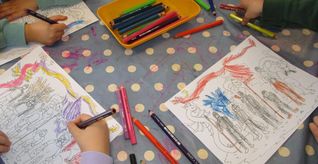 Die Vorschulkinder des Dagersheimer Kindergartens Ostelsheimer Straße  malen die Blätter der Neuntklässler aus. 	Bild: z