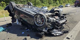 Der VW Golf prallte gegen die Betonschutzwand und kam nach dem Überschlag auf dem Dach zum Liegen.