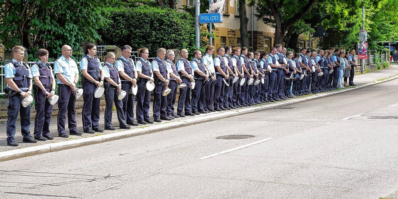 Vor der Sindelfinger Polizeiwache haben die Polizeibeamten ihres in Mannheim getöteten Kollegen gedacht.