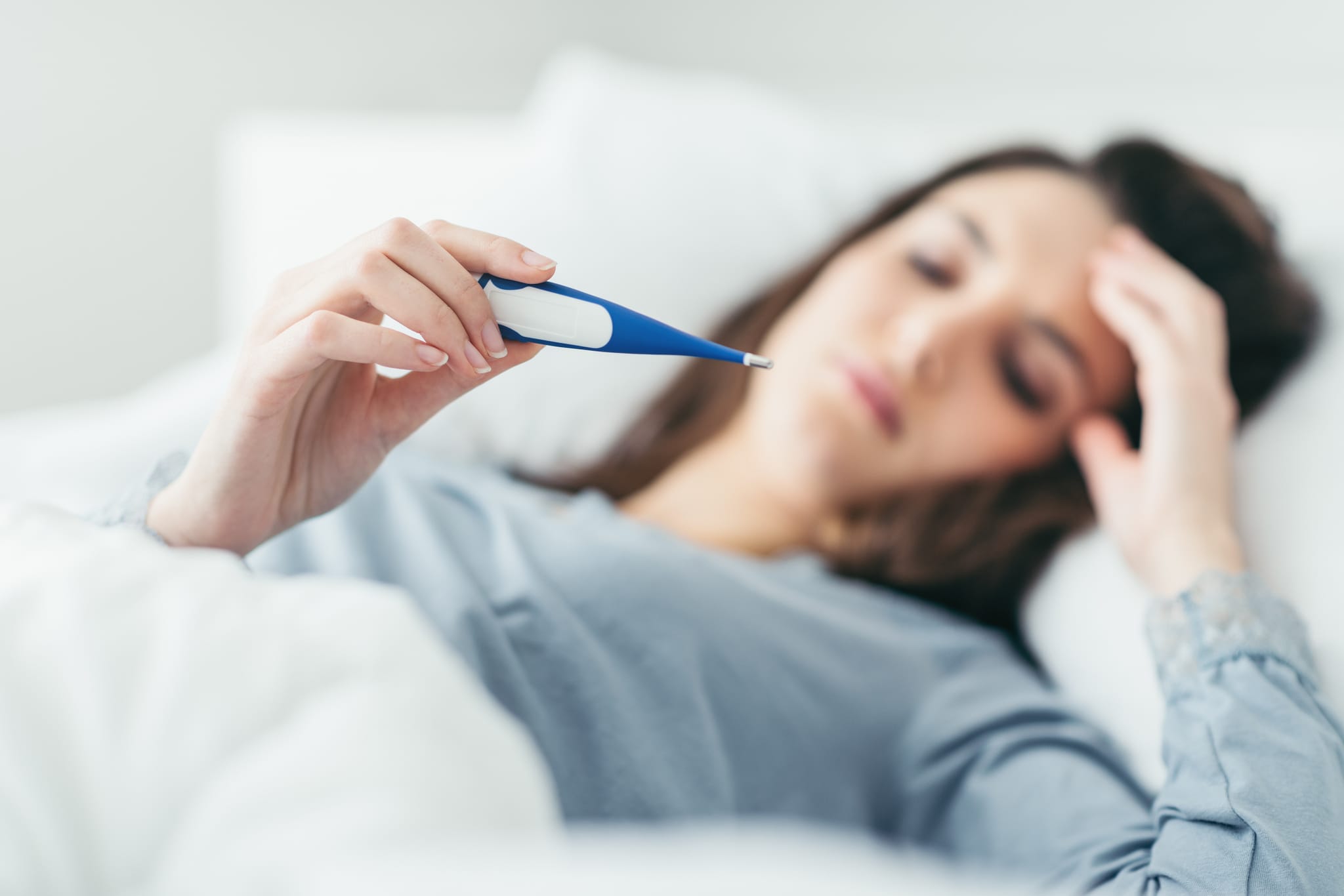 Bei einer echten Grippe haben Patienten im, Gegensatz zur Erkältung häufig mit plötzlichem hohen Fieber zu kämpfen.