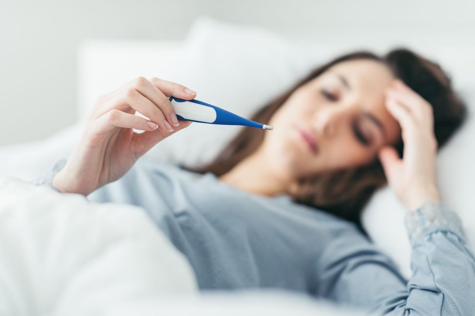 Bei einer echten Grippe haben Patienten im, Gegensatz zur Erkältung häufig mit plötzlichem hohen Fieber zu kämpfen.