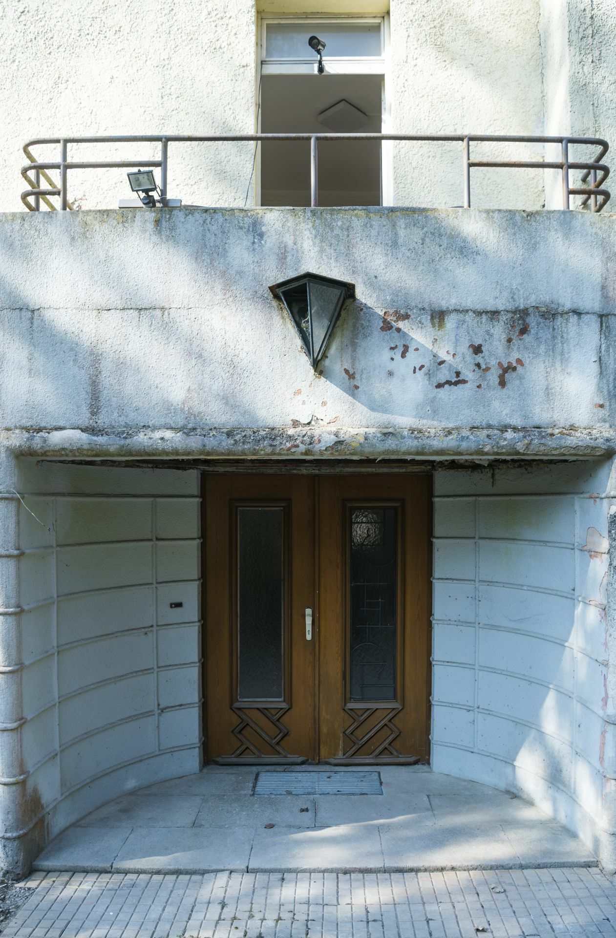 Eingang im expressionistischen Stil. Der Württembergische Kriegerbund beauftragte 1925 die jungen Rottenburger Architekten Schilling und Lütkemeier mit einer Aufstockung der Villa. Sie  stockten das Haus im Stile des Expressionismus auf. Zeichen hierfür sind der spitze Giebel, der Eingang als Dampfermotiv (Reling und Stabwerk), prismenförmige Lampe am Eingang.