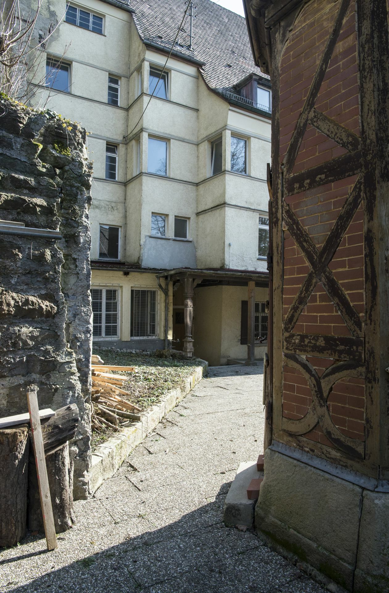 Rückseite der Villa und Übergang zum Pavillon. Das Haus befindet sich auf einem riesigen Keller des nahe gelegenen Kurbads. Der Keller wurde um 1840 gebaut. 1846/47 ließ der Adolf Raidt, der Sohn vom Niedernauer Kurbadbesitzer Franz Xaver Raidt,  den Keller zum Wohn- oder Wirtshaus ausbauen. Der  Tübinger Arzt Felix von Niemeyer kaufte das als „Waldhaus“ bekannte Gebäude im Jahr  1865.