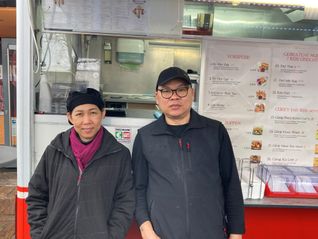 Warayuphat (links) und Boonkerd Bubpha vor ihrem „Original Thai-Imbiss“.     Bild: Jung