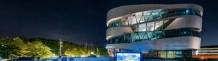 Kinogenuss unter freiem Himmel vor dem 
Mercedes-Benz Museum.