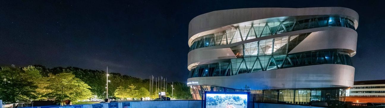 Kinogenuss unter freiem Himmel vor dem 
Mercedes-Benz Museum.
