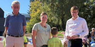 Helmut Irion-von Dincklage, Schatzmeister der Olgäle-Stiftung für das kranke Kind, Jule Hirsch, stellvertretende Vorsitzende des Förderverein Kindertagesstätte Kleines Zelgle, und Oberbürgermeister Markus Kleemann.