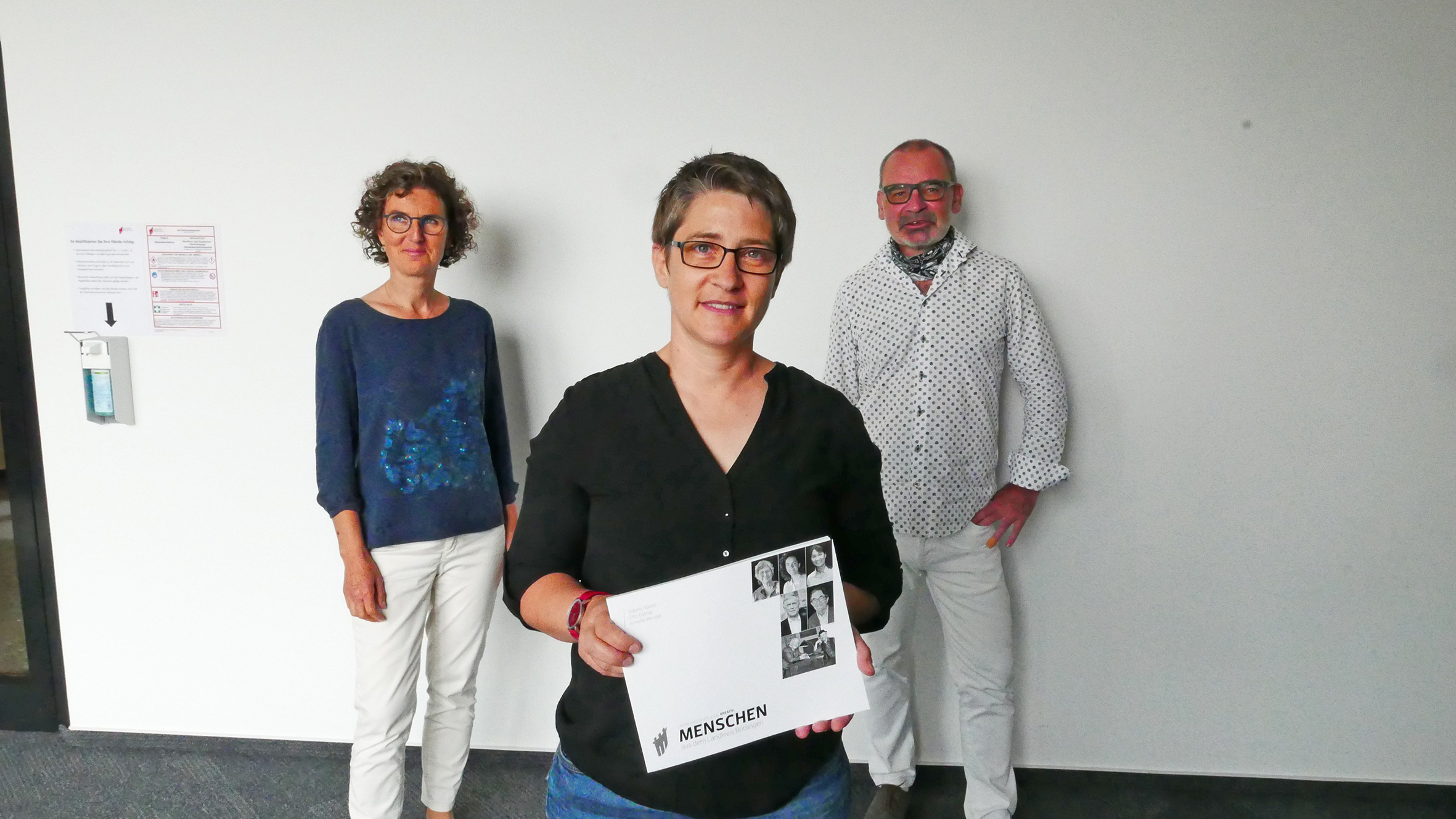 Sie stehen hinter dem neuen Buch des Landkreises: Fotograsfin Annette Wandel (von links) und die beiden Journalisten Sabine Haarer und Otto Kühnle. Bild: Jung