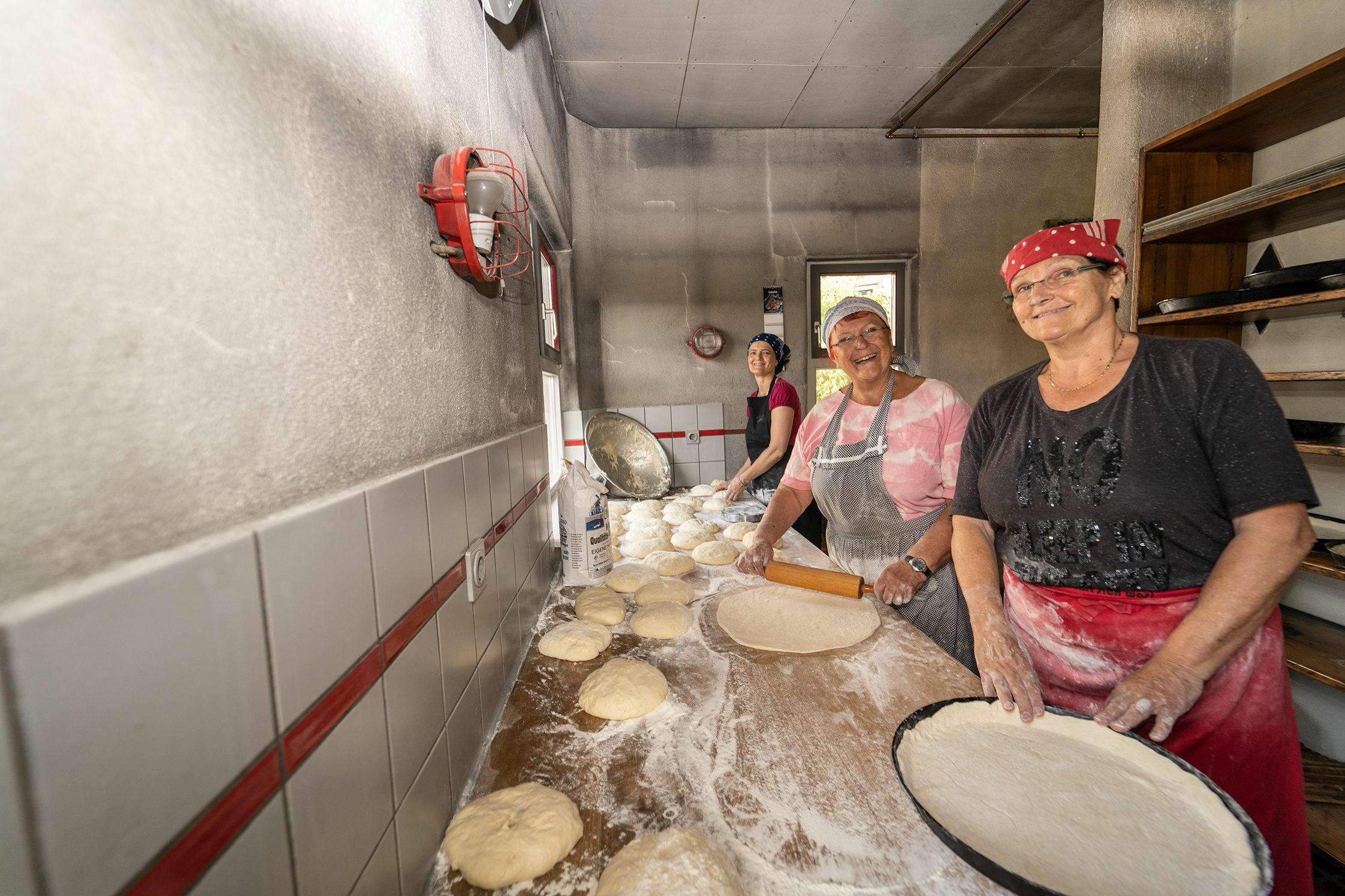 Die fleißigen Sängerinnen vom Liederkranz Döffingen bereiten die Zwiebelkuchen vor.      Bild: Richter