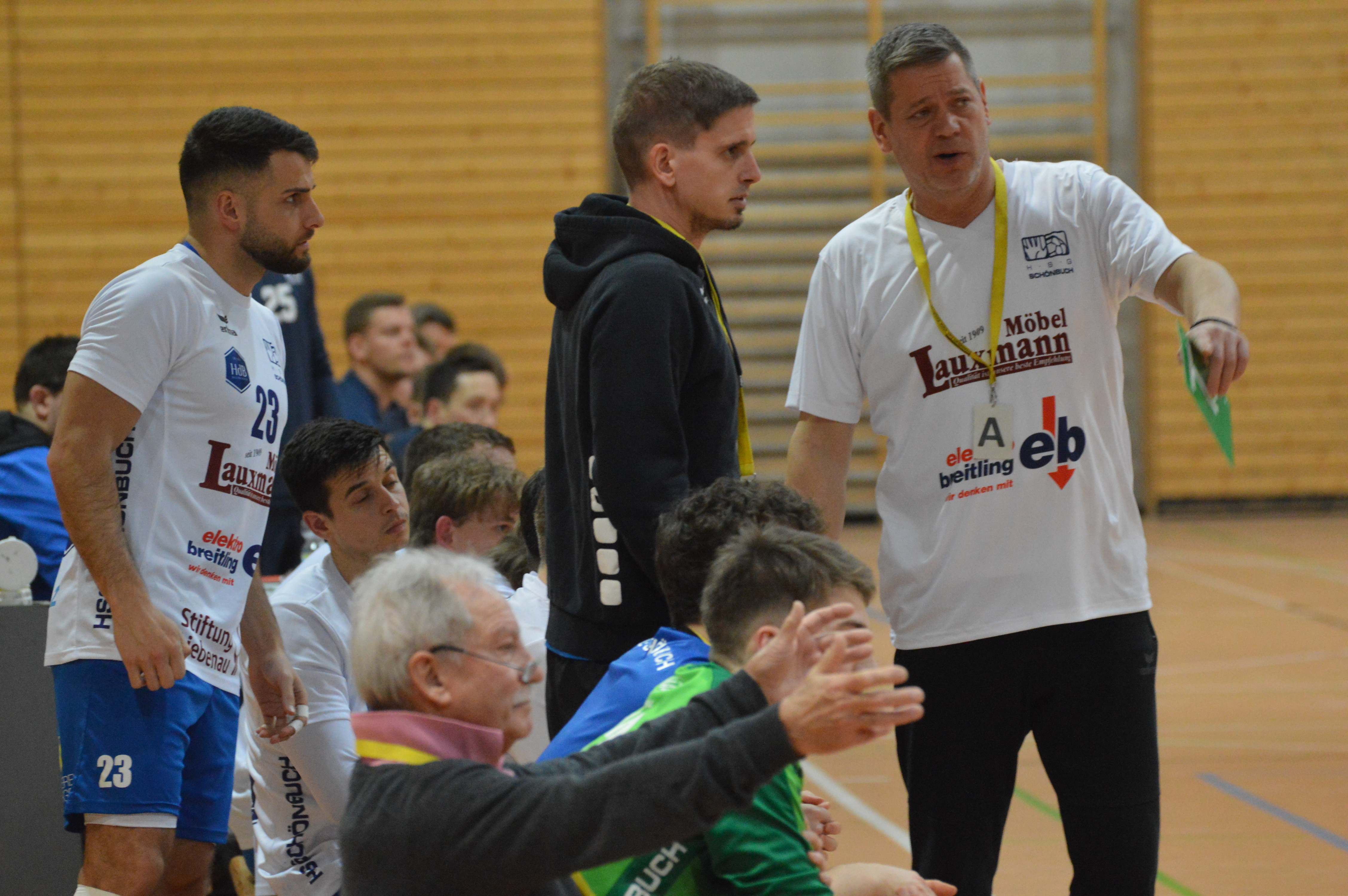 Der verletzte Benjamin Wolf (links) vertrat den erkrankten Coach Holger Breitenbacher in dieser Woche beim Training. Bild: Zvizdic