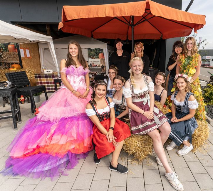 In Dirndln präsentierte sich die Damen-Fußballmannschaft des SV Gechingen, die zusammen mit den beiden Modells rechts und links überall bei der Gewerbeschau anzutreffen waren. Im Hintergrund Friseurinnen und Kosmetikerinnen des Salons von Tanja Straub, Zweite von rechts stehend.     Bild: Richter