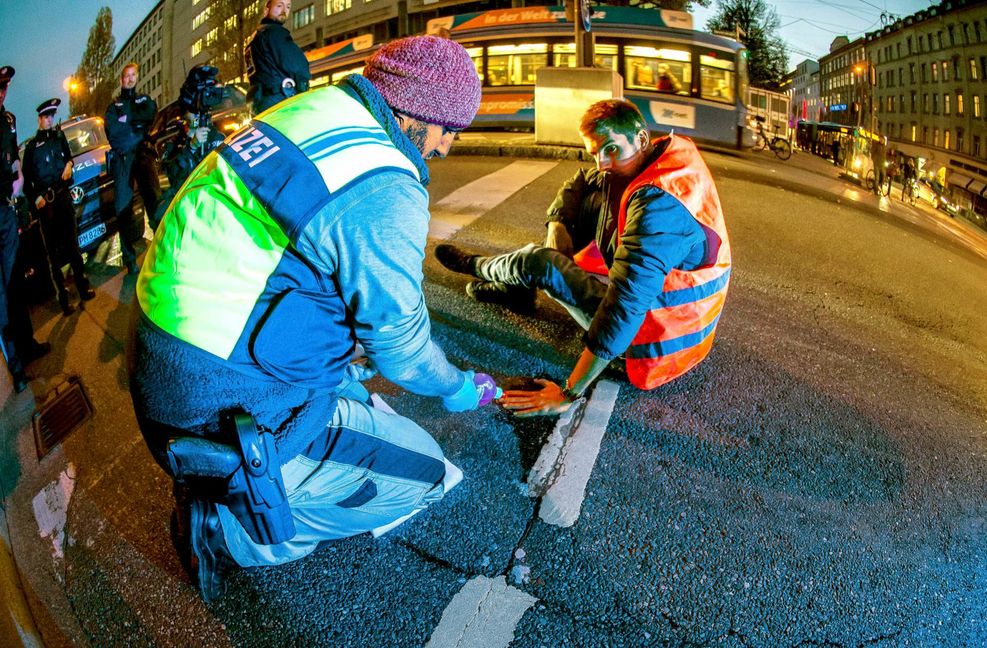 Nach einer Klebeaktion in München Anfang November wurden mehrere Aktivisten der Letzten Generation festgenommen – darunter auch Jakob Beyer. 23 Tage lang saß er im Gefängnis, ursprünglich waren seine Mitstreiter und er zu 30 Tagen Haft verurteilt worden.