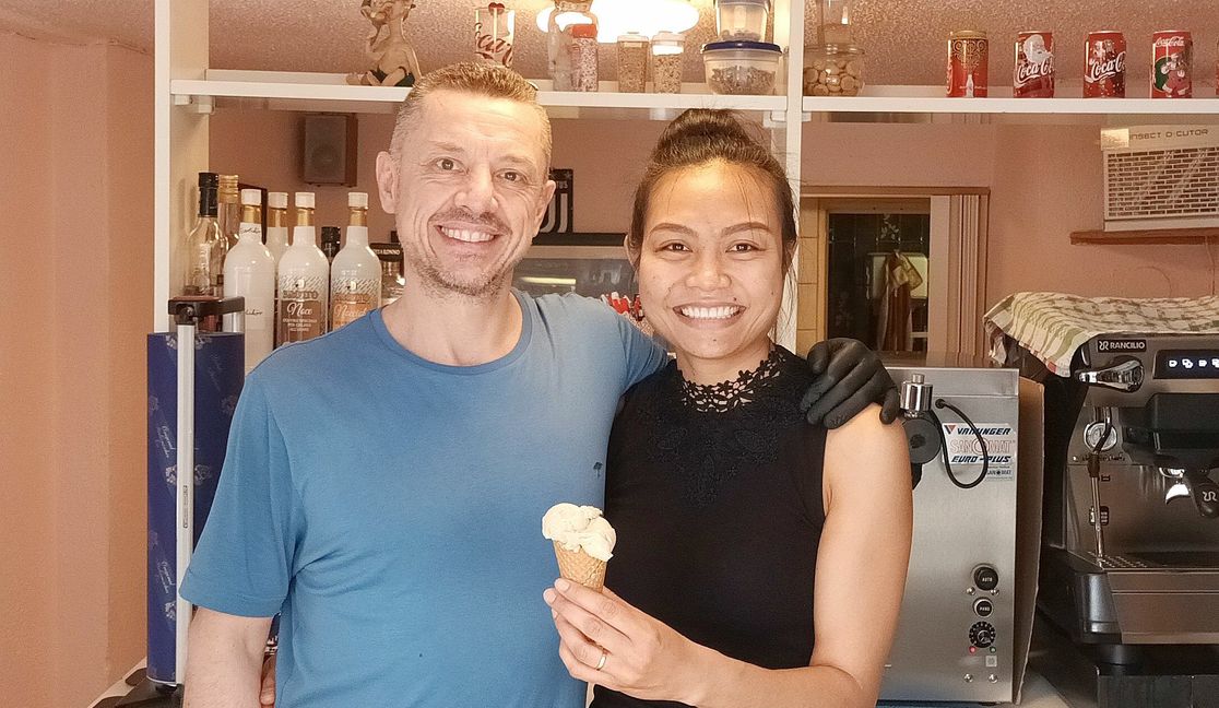 Christian Ragazzo präsentiert sein hausgemachtes Haselnusseis. Bilder: Giehle