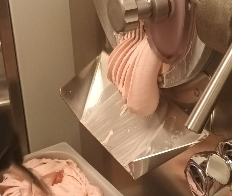 Frisches Eis aus der Maschine.