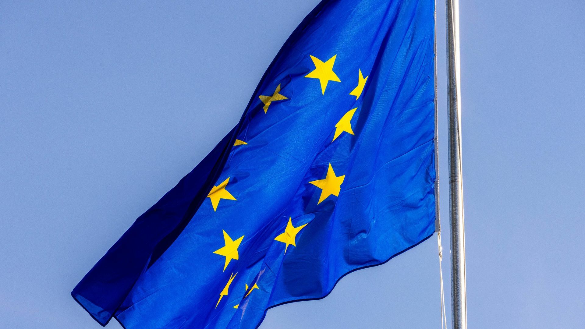 Die EU-Kommission eröffnet ein Verfahren gegen Apple, Meta und Alphabet.