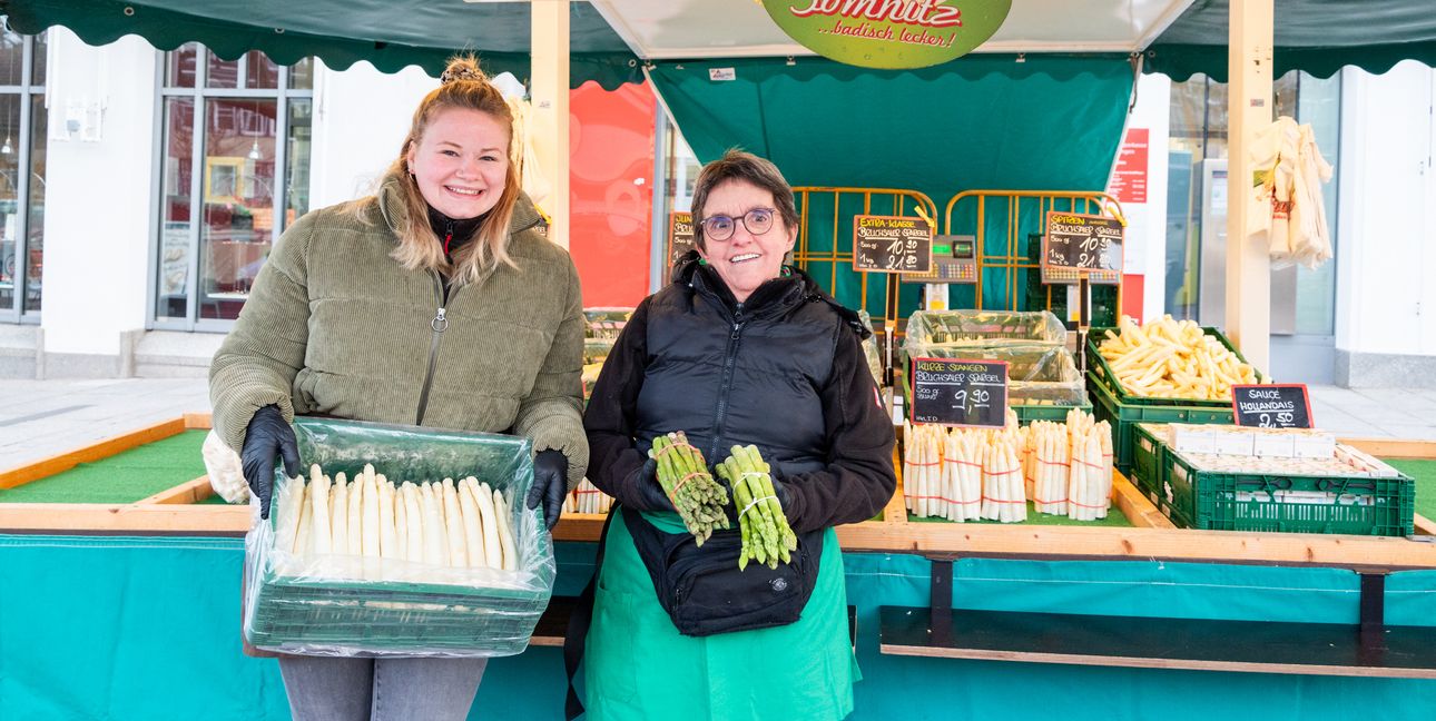Die Verkäuferinnen Eva Volz und Annika Salzer sind seit vielen Jahren am Stand von Somnitz Spargel auf dem Sindelfinger Wochenmarkt.