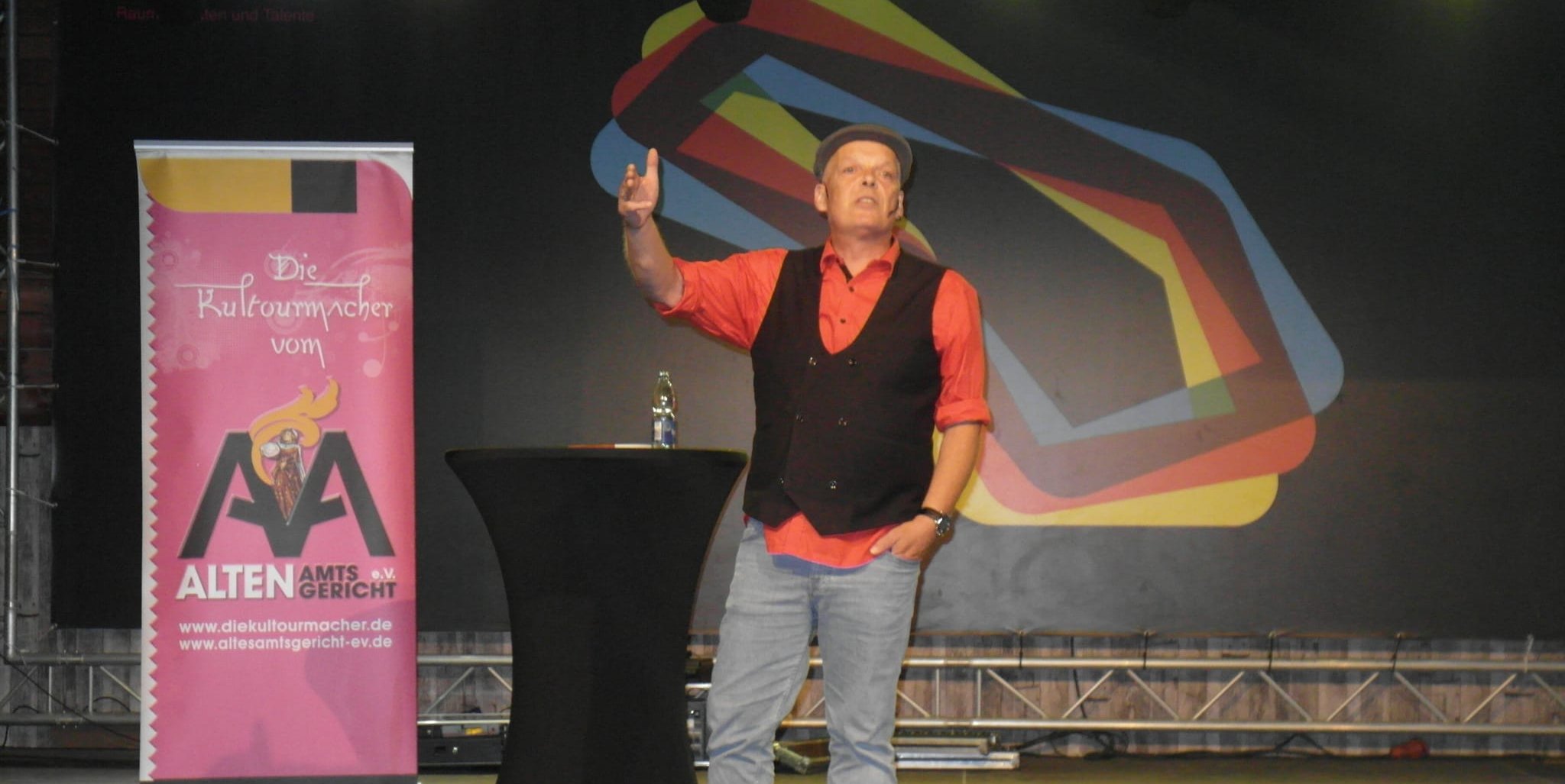 Mit dem Best-of-Programm „Schampus für alle – 30 Jahre Link Michel“ ist der schwäbische Comedian Michael Klink beim Böblinger „Sommer am See“ zu Gast gewesen.