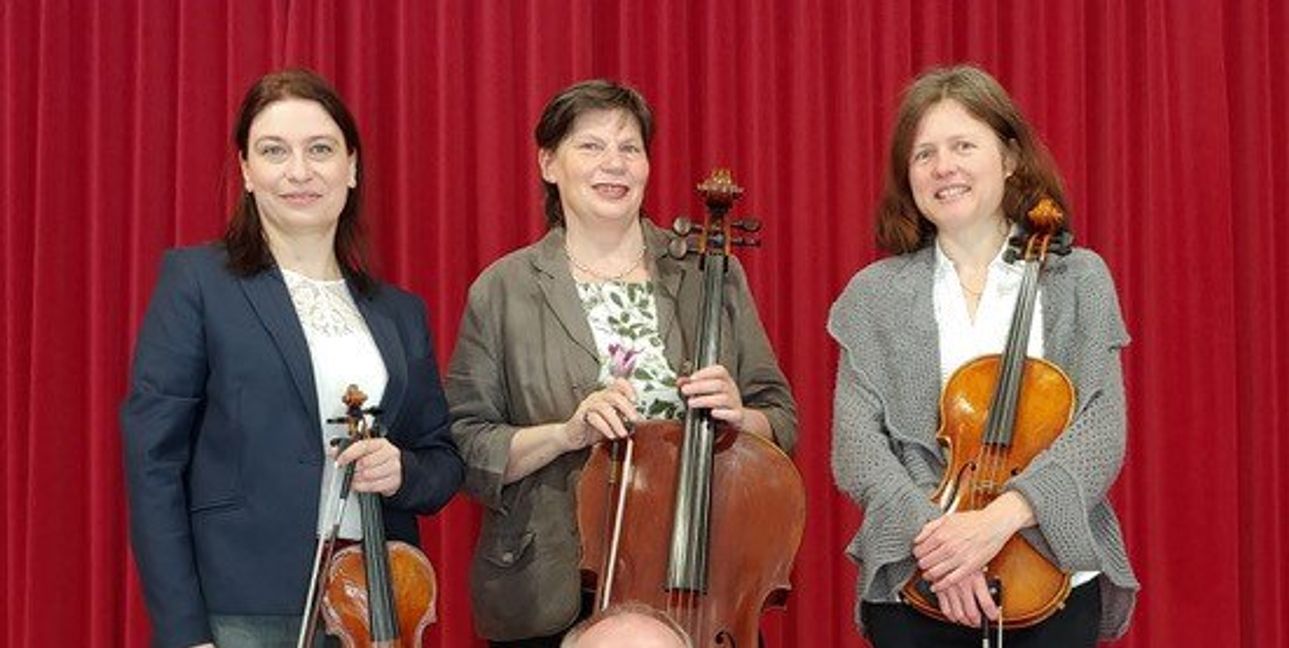 Detlev Grevesmühl und Petra Grevesmühl, Violinen - Daniela Schwabe, Viola - Nicole Amann-Gessinger, Violoncello sind das Sindelfiger Streichquartett.