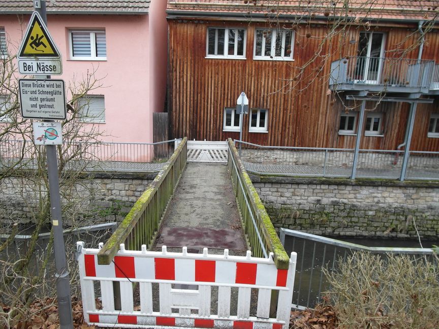 Die Holzbrücke über die Schwippe bei der Dagersheimer Zehntscheuer.