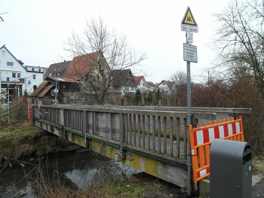 Die Holzbrücke über die Schwippe beim Dagersheimer Friedhof.