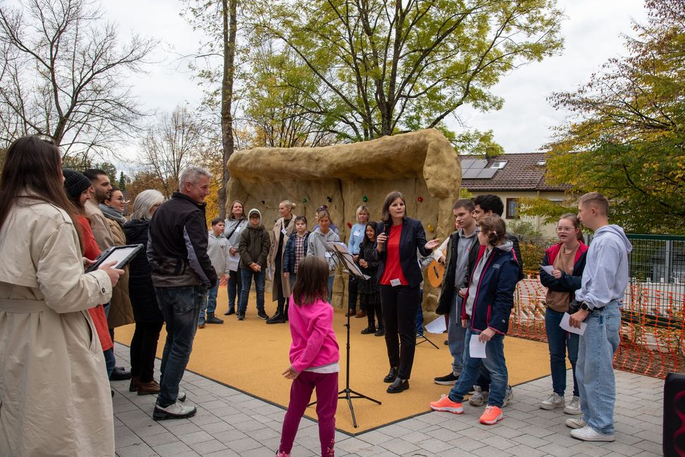 Gemeinsam mit dem Schulchor eröffneten Schüler und die Schulleiterin Michaela Ruckdäschel das Schulfest. Bild: Nüssle