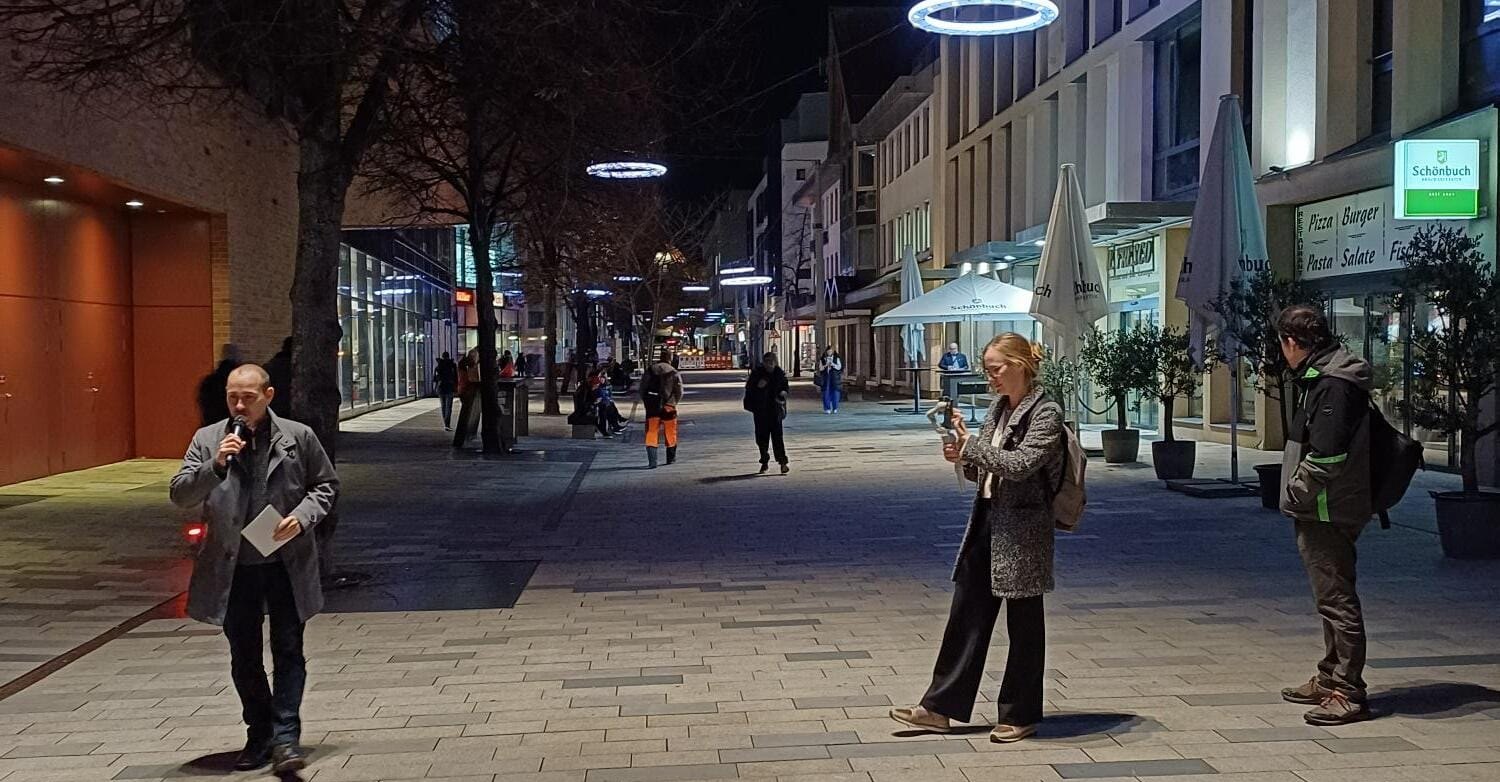 In der Bahnhofstraße setzen Lichtringe Akzente.