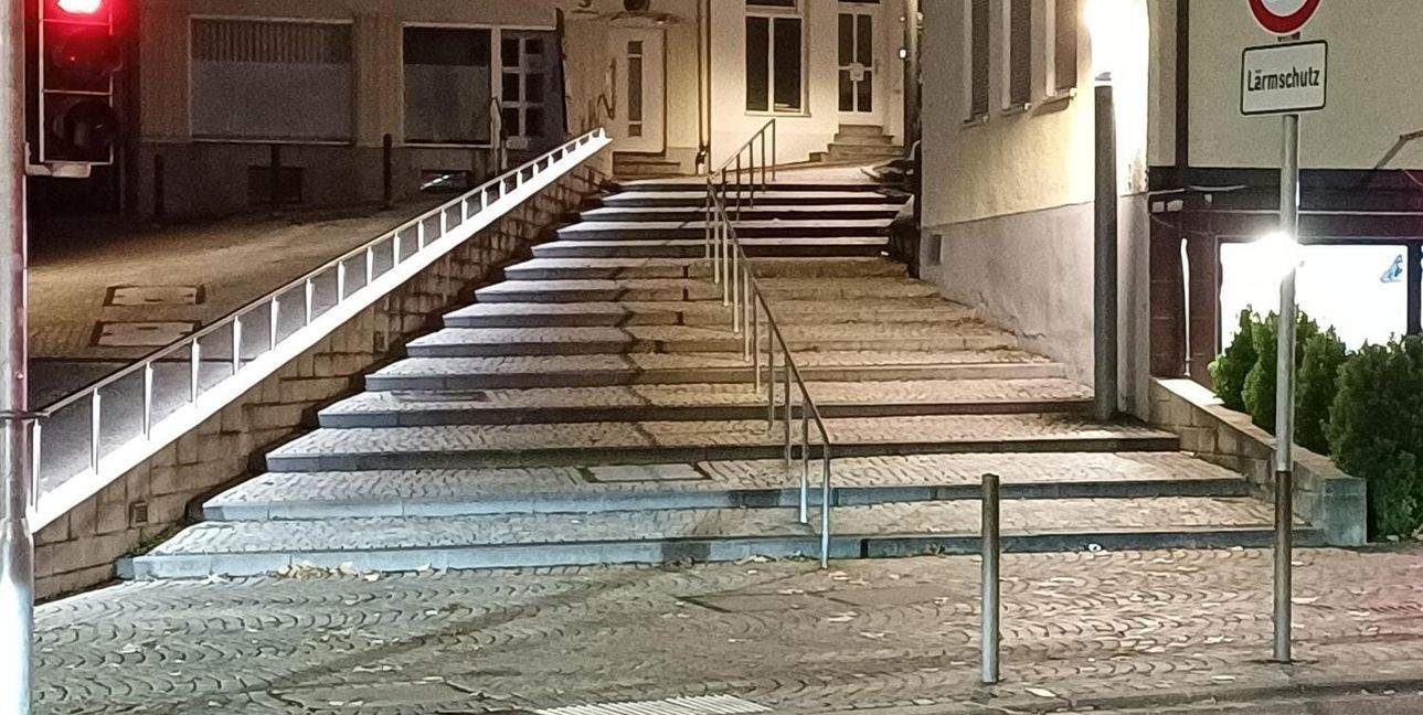 Das beleuchtete Treppengeländer beim Elbenplatz schafft Atmosphäre.