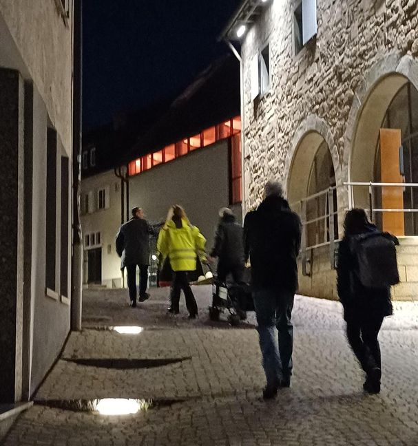 Beleuchtete Stufen zum Marktplatz.
