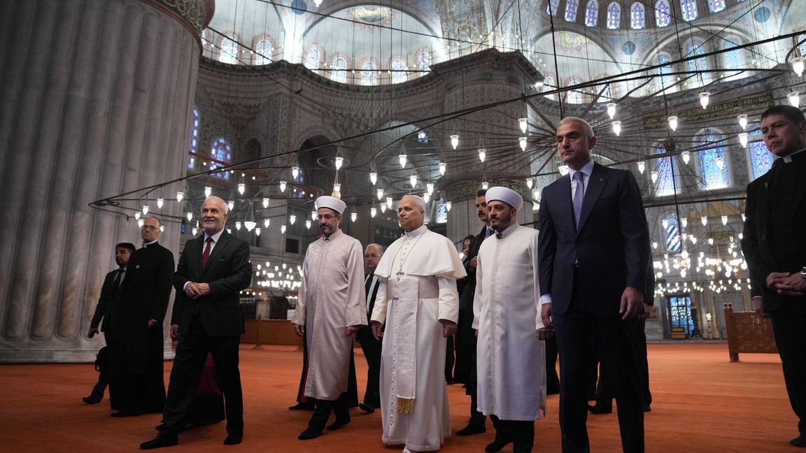 Der Papst besucht die Blaue Moschee in Istanbul - und will damit ein Zeichen für den interreligiösen Dialog setzen.