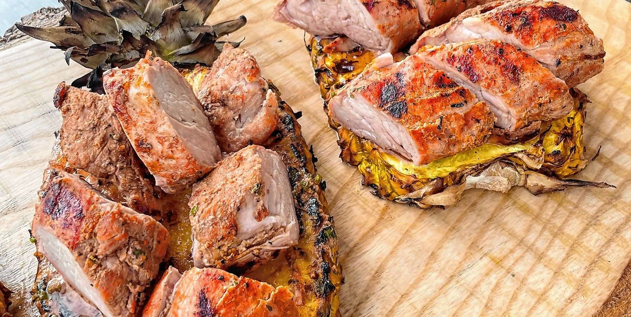 Das Schweinefilet bekommt durch die Ananas eine fruchtige Note.
