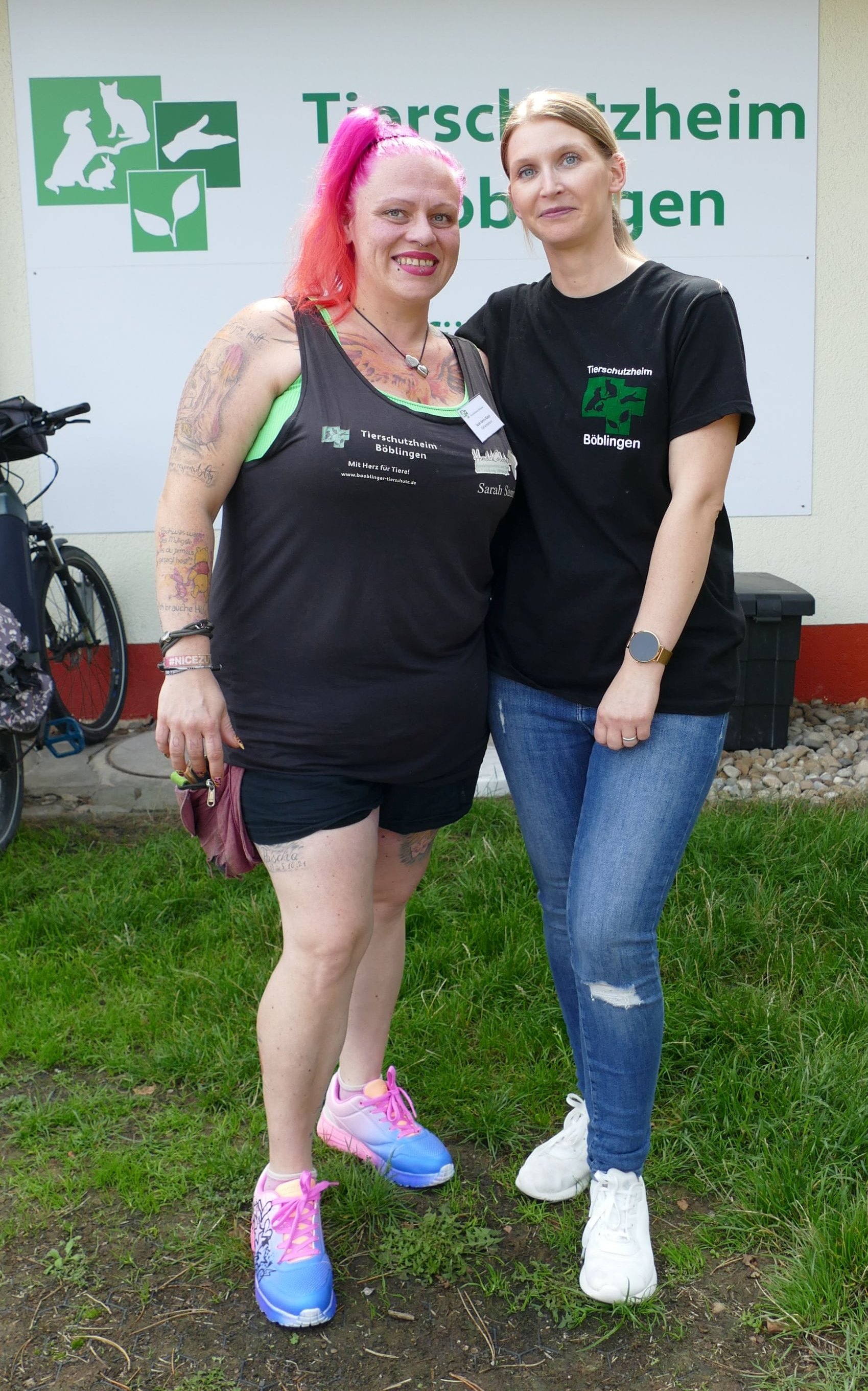 Die beiden Leiterinnen des Tierschutzheims, Sarah Samira Rüster (links) und Yvonne Schramm, haben Partnerorganisationen zu ihrem Sommerfest eingeladen.