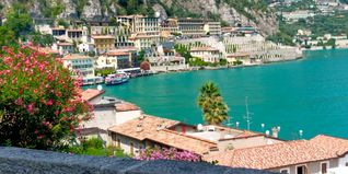 Blick auf einen Teil der Altstadt von Limone sul Garda.