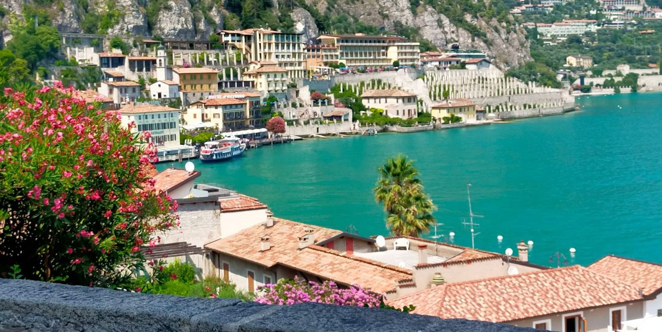 Blick auf einen Teil der Altstadt von Limone sul Garda.