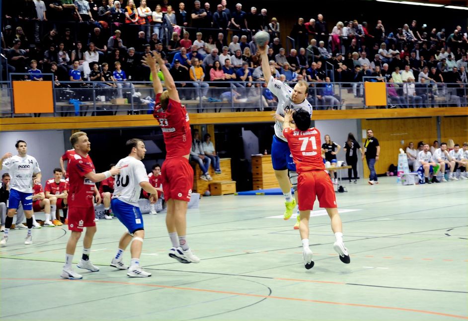 Finn Spitzl steigt am höchsten beim Verbandsliga-Heimspiel der HSG Böblingen/Sindelfingen gegen den SV Fellbach. Aktuell wird die Halle saniert.