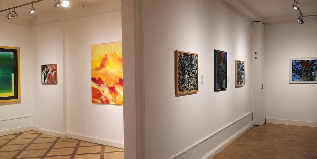 In der Galerie Schlichtenmaier: rechts „Bildgeflechte“ von Marie-Louise von Rogister, links Neuerwerbungen.