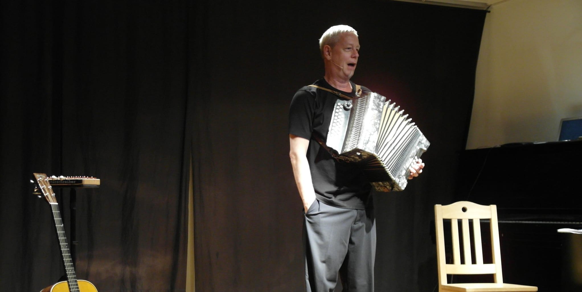 In der Holzgerlinger Burg Kalteneck hat der Polit-Kabarettist Jess Jochimsen rund 70 Zuschauer mit seinem Programm „Von allen guten Geistern“ begeistert.