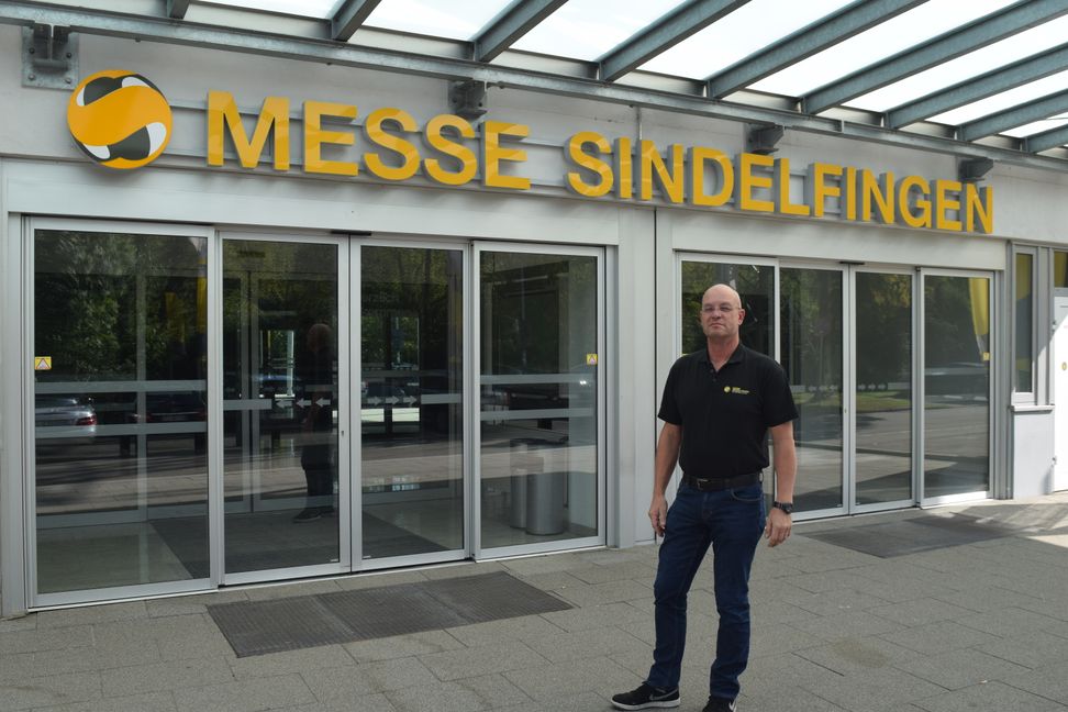 Ralph-Michael Hohenstein vor den verschlossenen Eingangstüren der Messe Sindelfingen. Bild Krauter