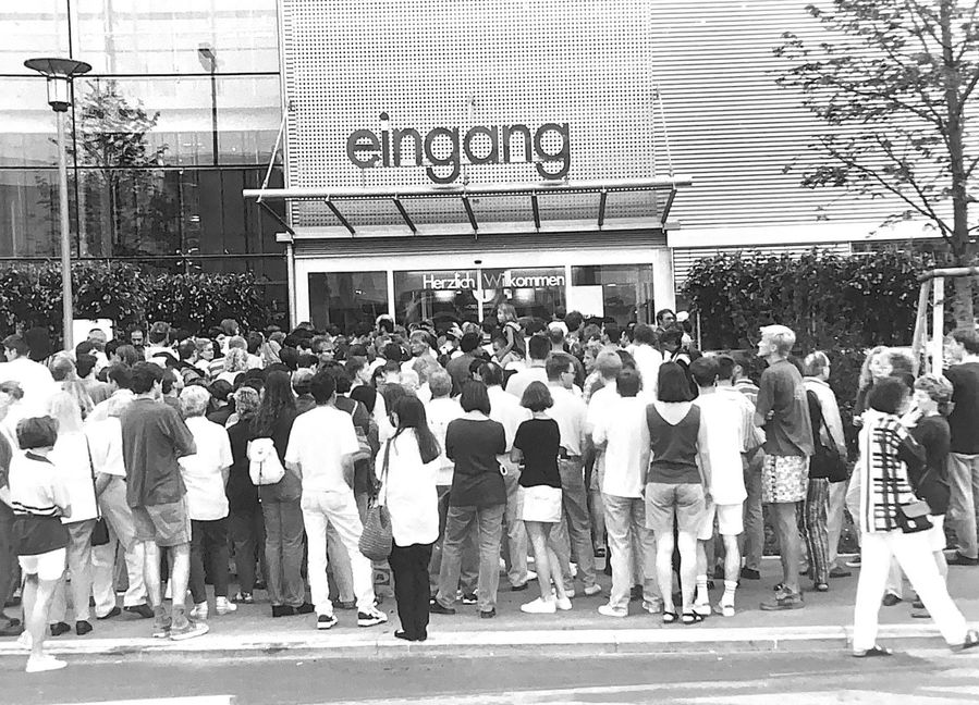 Großer Andrang bei der Eröffnung des Ikea-Möbelhauses im August 1997. Bild: Stampe/A