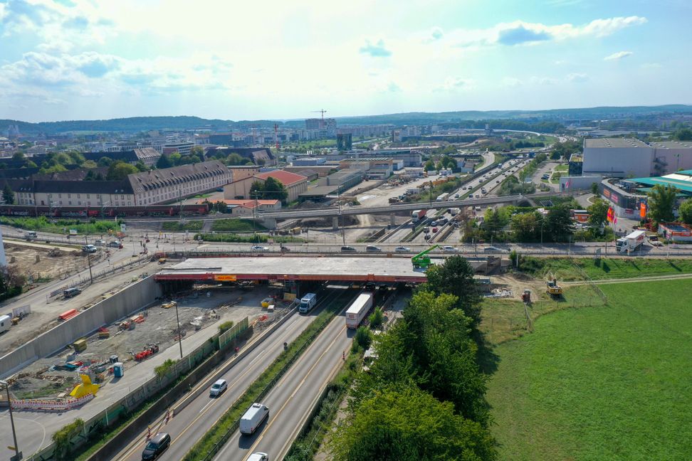 Die neue Brücke (Vorne) soll ab 22. Dezember für den Verkehr freigegeben werden. Bild: Dettenmeyer
