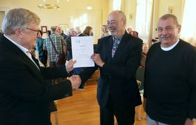 Gruppenbild mit Preis: Professor Dr. Karl-Josef Kuschel, Präsident der Internationalen Hermann Hesse Gesellschaft Calw, Schriftsteller und Preisträger Michael Kleeberg sowie Laudator Wilhelm Bartsch (von links).