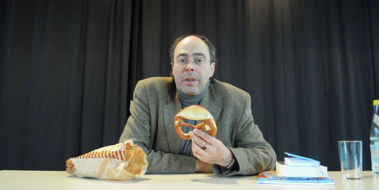 Böblinger Brezeln - Lesung im Blauen Haus in Böblingen mit Autor Michael Kleeberg, der in Böblingen einen Teil seiner Jugend erlebte und später den Kulturpreis der Stadt bekam.
