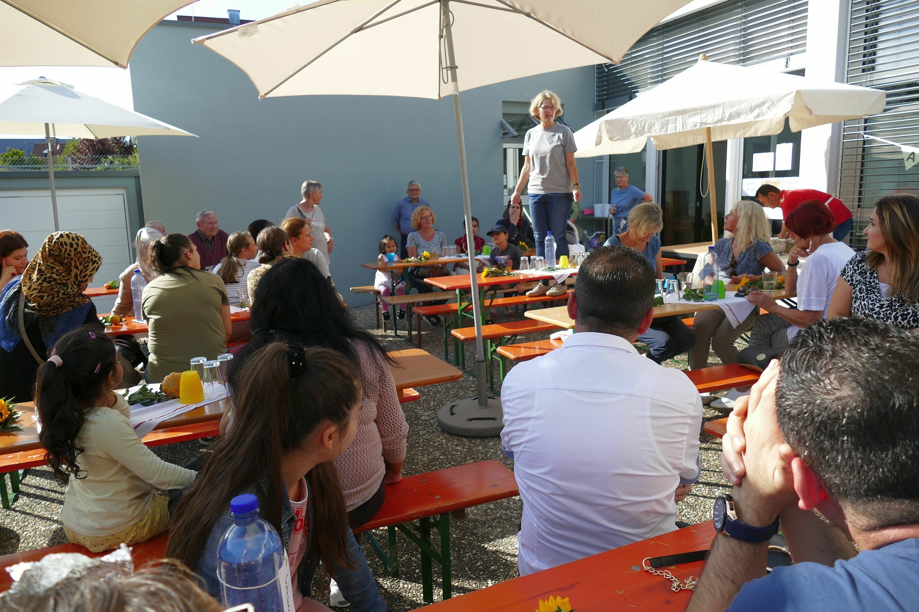 Monika Haug vom Maichinger Arbeitskreis Asyl begrüßt die Gäste zum vierten Sommerfest.     Bild: Lück