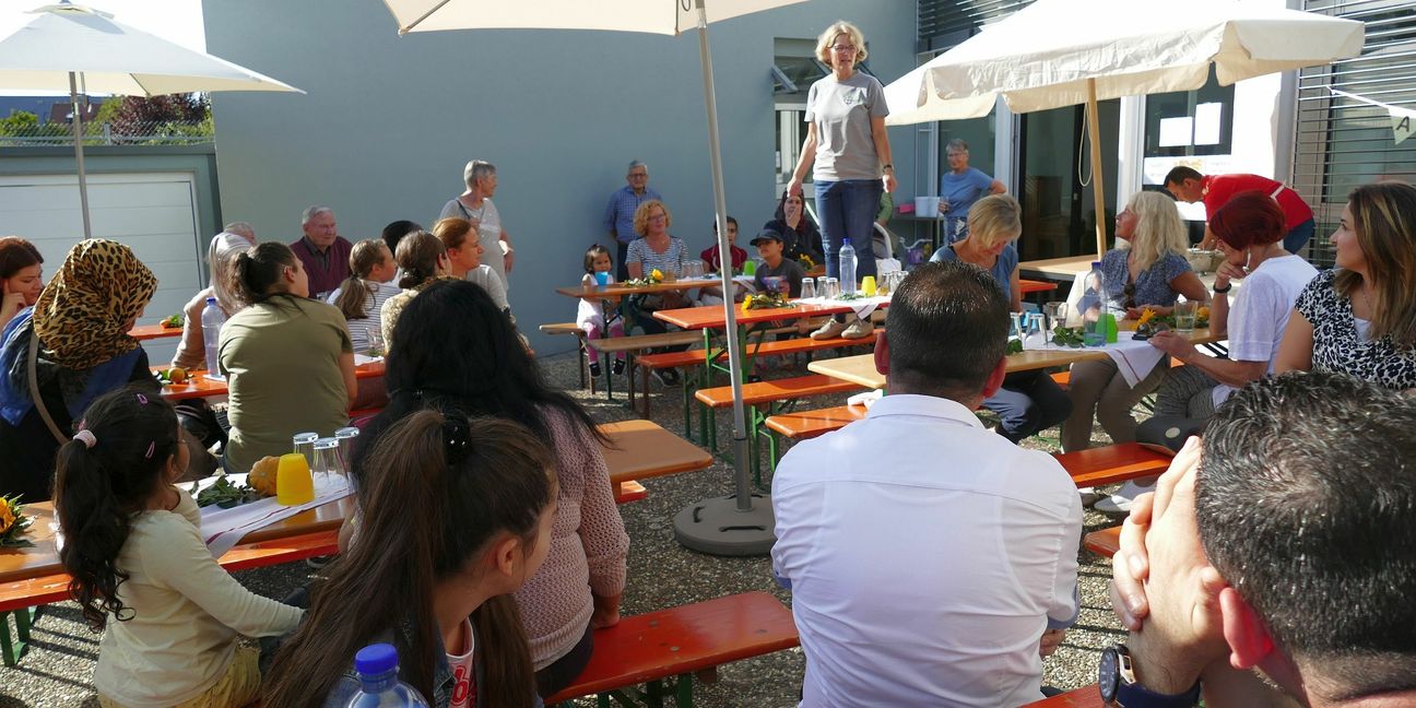 Monika Haug vom Maichinger Arbeitskreis Asyl begrüßt die Gäste zum vierten Sommerfest.     Bild: Lück