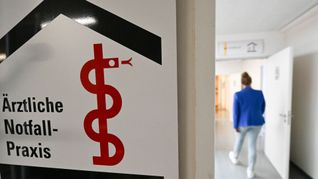 Der ärztliche Bereitschaftsdienst in den Notfallpraxen hilft weiter, wenn der Hausarzt nicht geöffnet hat.