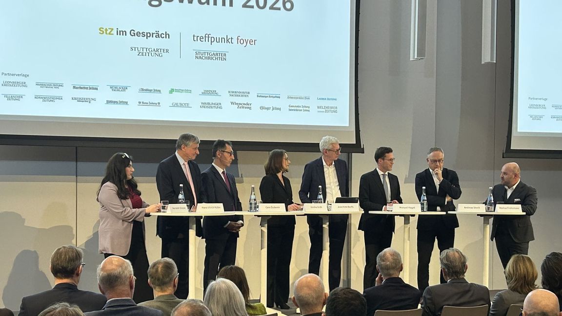 Die Stuttgarter Zeitung lud am Mittwochabend zur Podiumsdiskussion mit den Spitzenkandidaten zur Landtagswahl 2026  ein. An der Diskussion nahmen teil: Mersedeh Ghazaei (Spitzenkandidatin der Linken), Hans-Ulrich Rülke (Landes- und Fraktionsvorsitzender der FDP), Cem Özdemir (Spitzenkandidat von Bündnis 90/Die Grünen und Bundesminister a. D.), Manuel Hagel (Landes- und Fraktionsvorsitzender der CDU), Andreas Stoch (Landes- und Fraktionsvorsitzender der SPD) sowie Markus Frohnmaier (Landesvorsitzender und Bundestagsabgeordneter der AfD). Die Moderation übernahmen Annika Grah und Joachim Dorfs.
