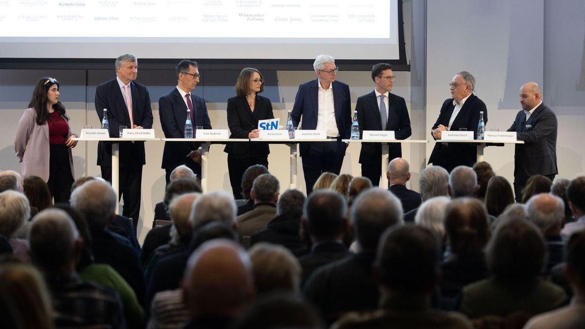 Die Podiumsteilnehmer von links nach rechts: Mersedeh Ghazaei, Hans Ulrich Rülke, Cem Özdemir, Annika Grah, Chefredakteur Joachim Dorfs, Manuel Hagel, Andreas Stoch und Markus Frohnmaier.