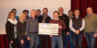Der Ortschaftsrat bei der Scheckübergabe