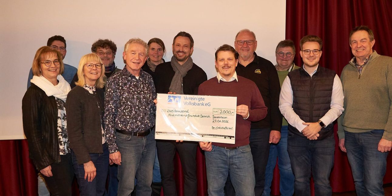 Der Ortschaftsrat bei der Scheckübergabe